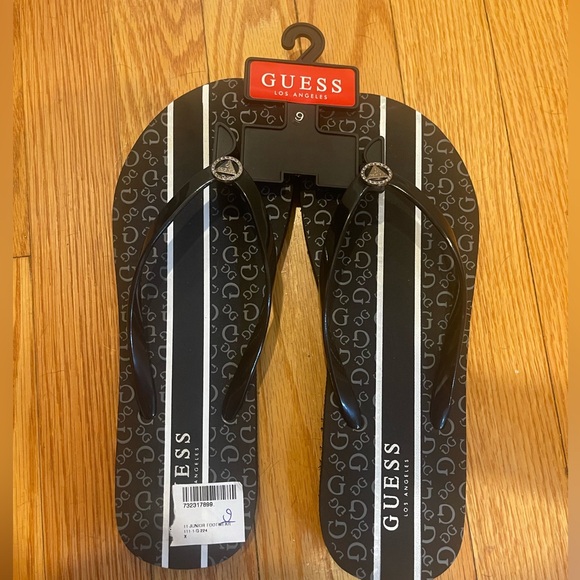 GUESS Woman’s Black Sy Flip Flops Size 9 NWT - Picture 1 of 5